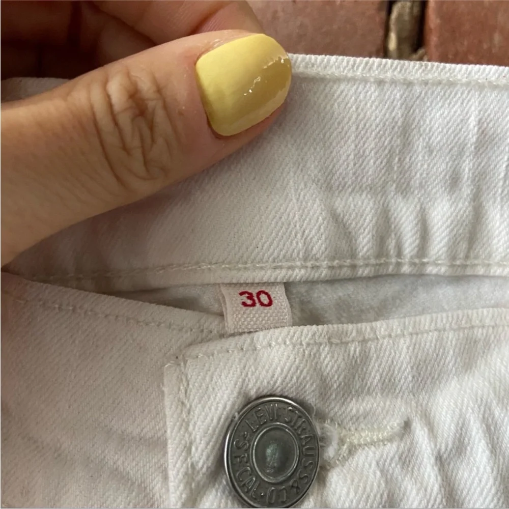 Levi’s Mid Rise Shorts - Picture 2 of 4